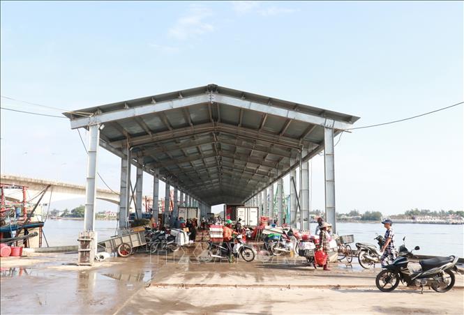 Bến cảng mới số 2 thuộc cảng cá Nam Cửa Việt, huyện Triệu Phong (Quảng Trị) được lắp mái che nhằm tạo thuận lợi cho ngư dân thực hiện dịch vụ hậu cần nghề cá. Ảnh: Nguyên Lý - TTXVN