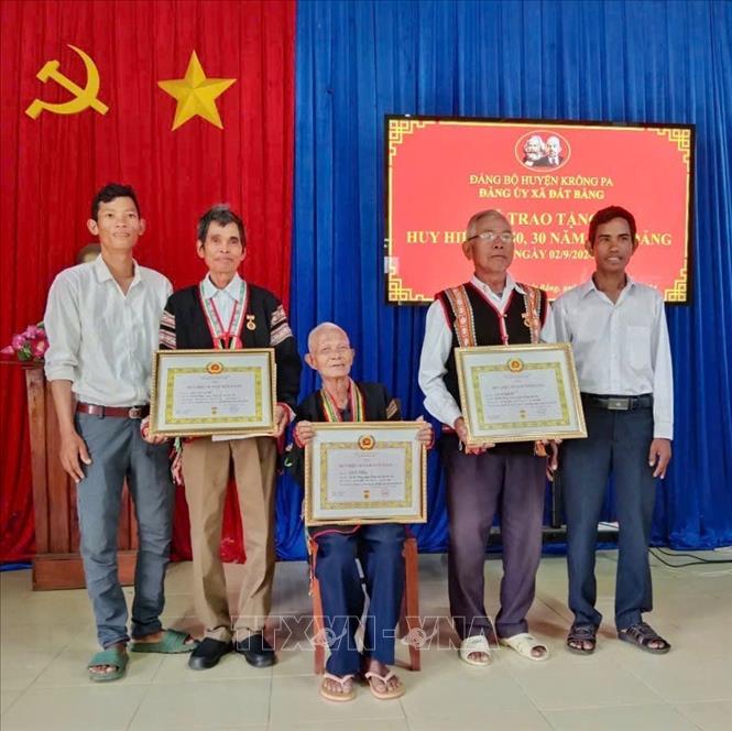 Các thế hệ Đảng viên trong gia đình ông Ama Giai nhận Huy hiệu 60 năm, 50 năm và 30 năm tuổi Đảng. Ảnh: Hoài Nam - TTXVN