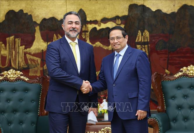 Prime Minister Pham Minh Chinh receives OIS Deputy President for Operations Sheikh Nasser bin Suliman Al Harthi. VNA Photo: Dương Giang