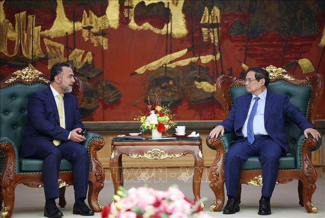 Prime Minister Pham Minh Chinh receives OIS Deputy President for Operations Sheikh Nasser bin Suliman Al Harthi. VNA Photo: Dương Giang