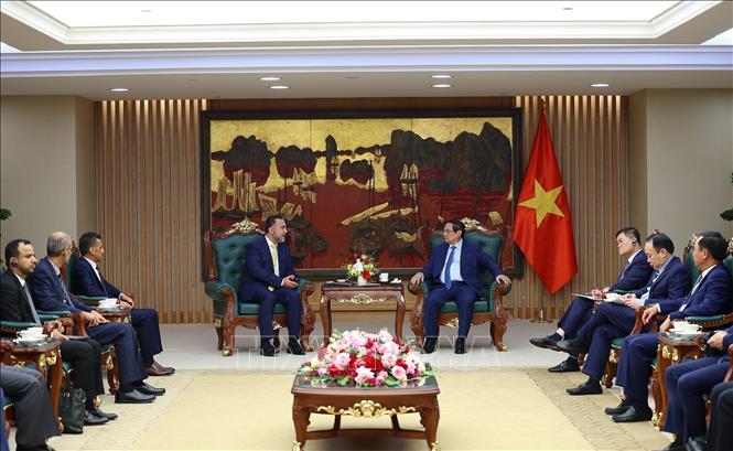 Prime Minister Pham Minh Chinh receives OIS Deputy President for Operations Sheikh Nasser bin Suliman Al Harthi. VNA Photo: Dương Giang