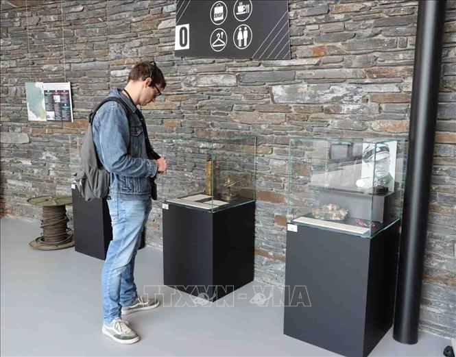 Một du khách trẻ chăm chú quan sát các hiện vật được trưng bày tại Bảo tàng Chiến tranh Bastogne - nơi mỗi món đồ nhỏ bé đều mang trong mình một câu chuyện lớn. Ảnh: Hương Giang - PV TTXVN tại Bỉ