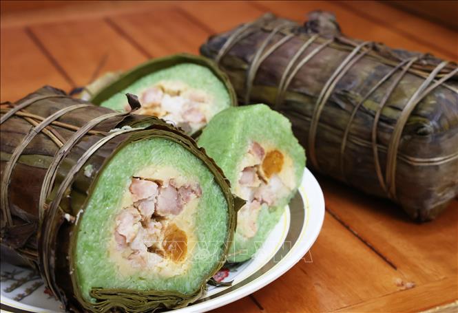 Bánh tét Trà Cuôn có hương vị đặc trưng của thịt mỡ, tôm khô và trứng. Ảnh: Hồng Đạt - TTXVN