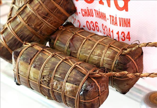 Bánh tét Trà Cuôn. Ảnh: Hồng Đạt - TTXVN
