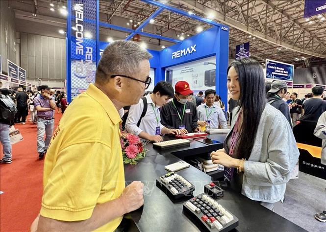 Visitors are interested in products displayed in the exhibition. VNA Photo: Mỹ Phương
