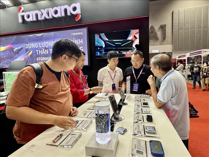Visitors are interested in products displayed in the exhibition. VNA Photo: Mỹ Phương