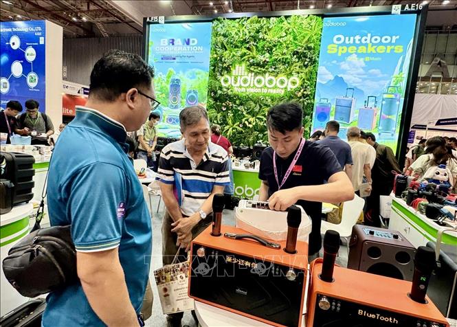 Visitors are interested in products displayed in the exhibition. VNA Photo: Mỹ Phương