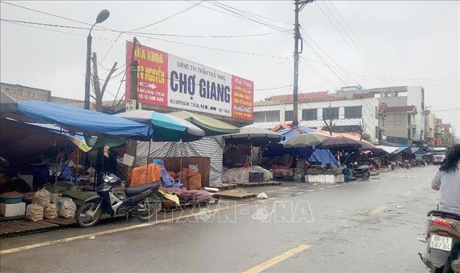 Chợ buôn bán nông sản tại thị trấn Thổ Tang cũng trong cảnh hoạt động cầm chừng, không còn cảnh ùn ứ tắc đường như thường ngày. Ảnh: Hoàng Hùng - TTXVN