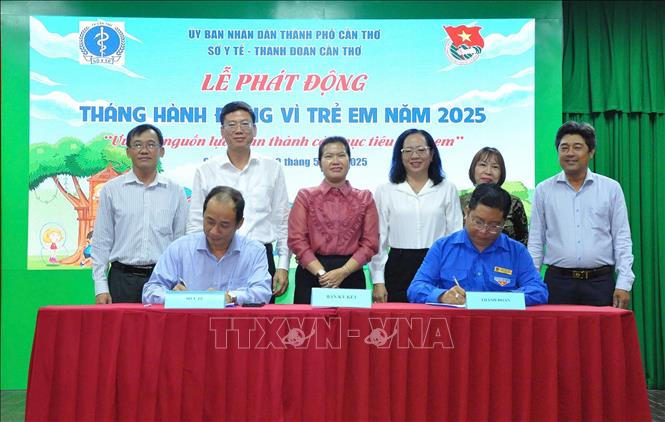 Lãnh đạo Sở Y tế và Thành đoàn Cần Thơ ký kết kế hoạch phối hợp tổ chức các hoạt động hưởng ứng Tháng hành động vì trẻ em năm 2025. Ảnh: TTXVN phát