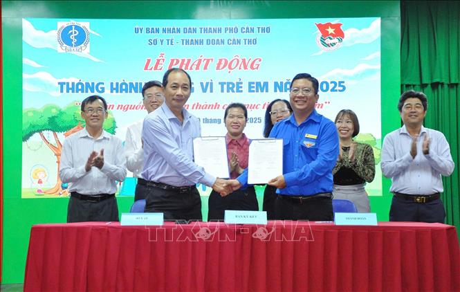Lãnh đạo Sở Y tế và Thành đoàn Cần Thơ ký kết kế hoạch phối hợp tổ chức các hoạt động hưởng ứng Tháng hành động vì trẻ em năm 2025. Ảnh: TTXVN phát
