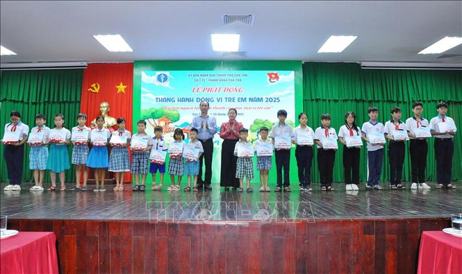 Trao học bổng cho học sinh có hoàn cảnh khó khăn trên địa bàn thành phố. Ảnh: TTXVN phát