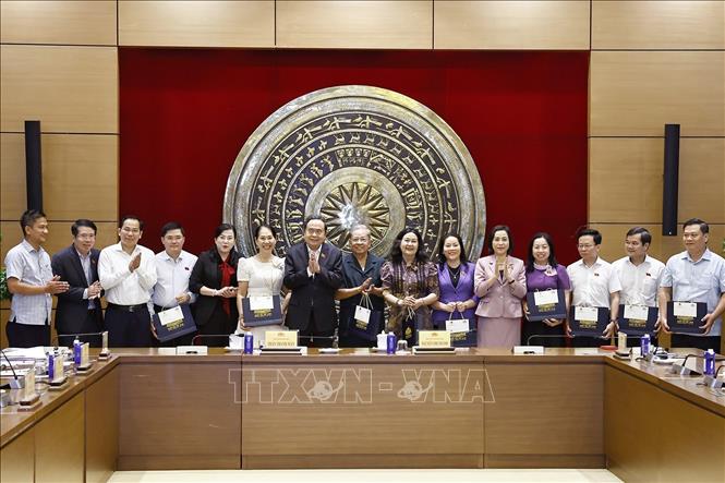 Chủ tịch Quốc hội Trần Thanh Mẫn với đại biểu. Ảnh: Doãn Tấn - TTXVN