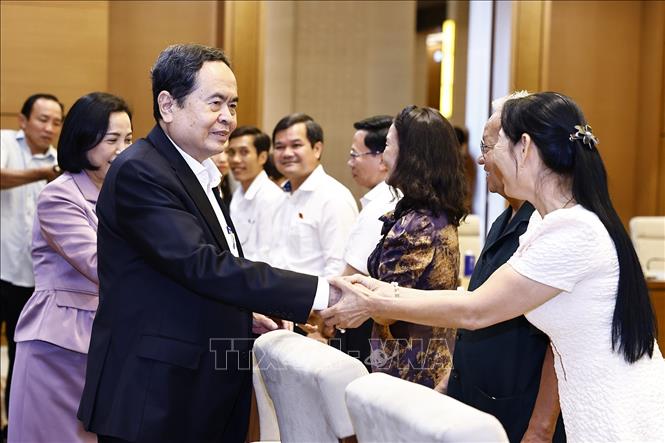 Chủ tịch Quốc hội Trần Thanh Mẫn với Đoàn đại biểu Quốc hội tỉnh Hậu Giang. Ảnh: Doãn Tấn - TTXVN