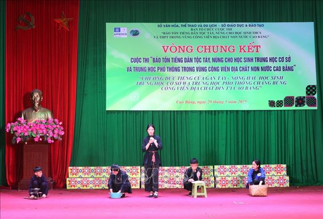 Một tiết mục giới thiệu quy trình làm bánh cuốn Cao Bằng bằng tiếng Tày-Nùng. Ảnh: Chu Hiệu-TTXVN