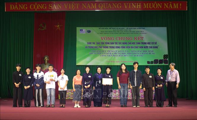 Ban Tổ chức trao giải Nhì khối THPT cho Trường Trung học phổ thông Dân tộc Nội trú tỉnh Cao Bằng. Ảnh: Chu Hiệu-TTXVN