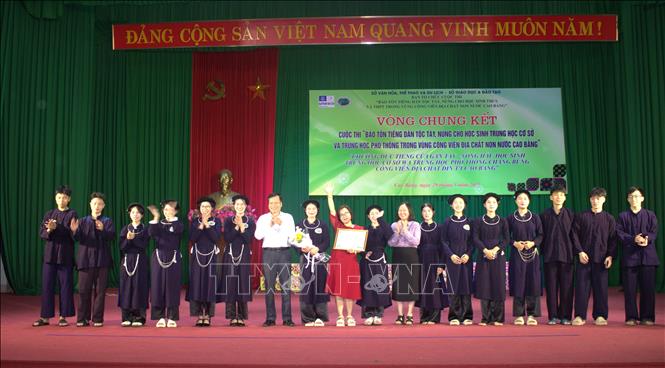 Ban Tổ chức trao giải Nhất khối THPT cho Trường Trung học phổ thông Đàm Quang Trung, tỉnh Cao Bằng. Ảnh: Chu Hiệu-TTXVN