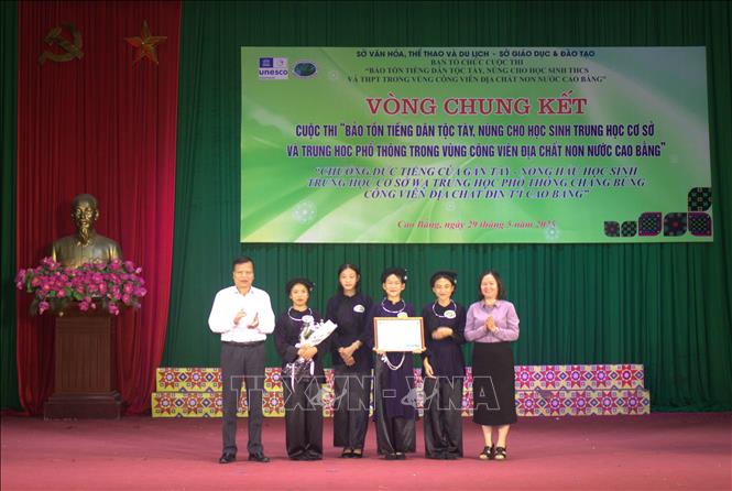 Ban Tổ chức trao giải Nhì khối THCS cho Trường Trung học cơ sở Minh Thanh, tỉnh Cao Bằng. Ảnh: Chu Hiệu-TTXVN