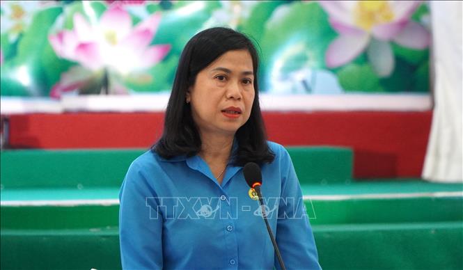 Bà Nguyễn Thị Mỹ Dung, Quyền Chủ tịch Liên đoàn Lao động tỉnh Vĩnh Long, Cụm trưởng Cụm thi đua Liên đoàn Lao động các tỉnh khu vực Bắc sông Hậu, phát biểu trong hội nghị. Ảnh: Nhựt An - TTXVN