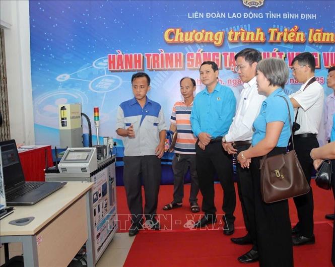 Đại biểu tham quan triển lãm “Hành trình sáng tạo - Khát vọng vươn mình”. Ảnh: Lê Phước Ngọc - TTXVN