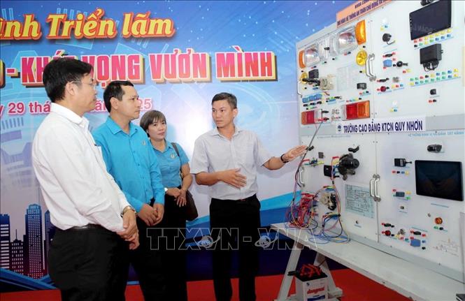 Đại biểu tham quan triển lãm “Hành trình sáng tạo - Khát vọng vươn mình”. Ảnh: Lê Phước Ngọc - TTXVN