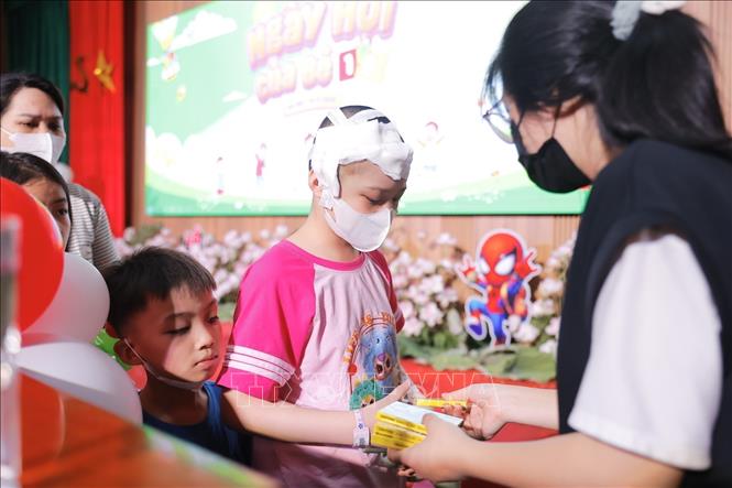 Đại diện bệnh viện và các đơn vị đồng hành cùng chương trình tặng quà cho bệnh nhi đang điều trị tại bệnh viện. Ảnh: Minh Quyết - TTXVN