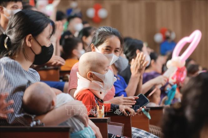 Bệnh nhi và người nhà tham dự chương trình. Ảnh: Minh Quyết - TTXVN