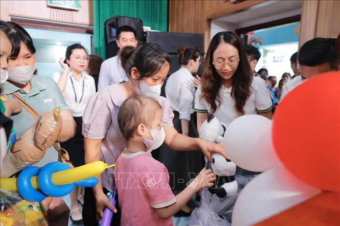 Đại diện bệnh viện và các đơn vị đồng hành cùng chương trình tặng quà cho bệnh nhi đang điều trị tại bệnh viện. Ảnh: Minh Quyết - TTXVN