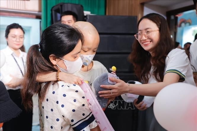 Đại diện bệnh viện và các đơn vị đồng hành cùng chương trình tặng quà cho bệnh nhi đang điều trị tại bệnh viện. Ảnh: Minh Quyết - TTXVN