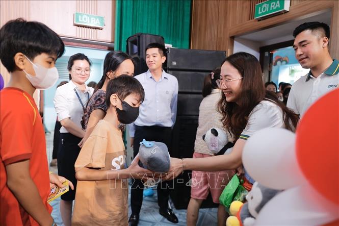 Đại diện bệnh viện và các đơn vị đồng hành cùng chương trình tặng quà cho bệnh nhi đang điều trị tại bệnh viện. Ảnh: Minh Quyết - TTXVN