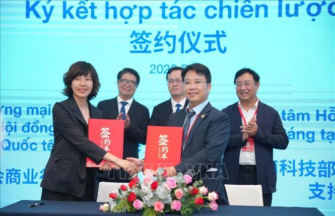 Trung tâm Hỗ trợ Khởi nghiệp sáng tạo Quốc gia và Ủy ban ngành Thương mại thuộc Hội đồng Xúc tiến Thương mại Quốc tế Trung Quốc ký kết hợp tác. Ảnh: Hương Giang - TTXVN
