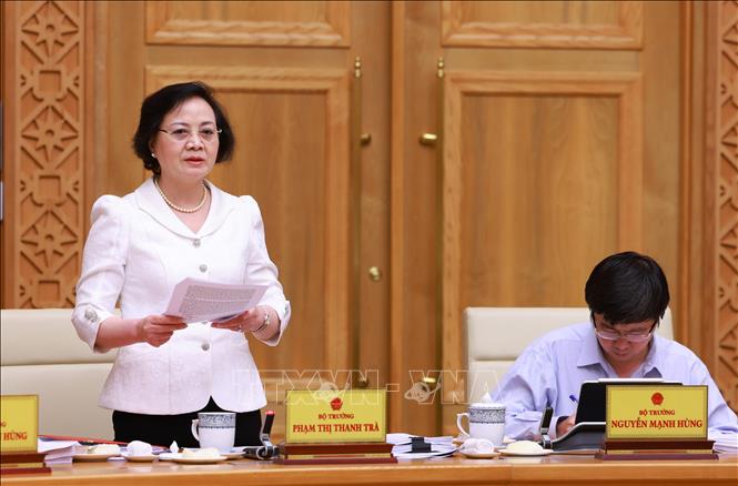 Bộ trưởng Bộ Nội vụ Phạm Thị Thanh Trà báo cáo rà soát xây dựng các nghị định phân cấp, phân quyền. Ảnh: Dương Giang-TTXVN
