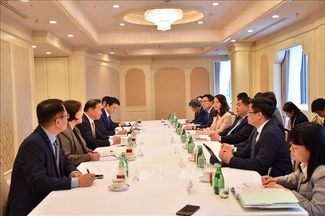 Phó Thủ tướng Nguyễn Chí Dũng làm việc với Chủ tịch Tập đoàn SK Tae-Won Chey. Ảnh: Nguyễn Tuyến – Pv TTXVN tại Nhật Bản