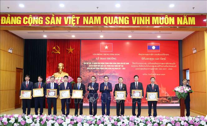 Đồng chí Thongsalith Mangnomek, Bí thư Trung ương Đảng, Chánh Văn phòng Trung ương Đảng Nhân dân Cách mạng Lào trao Huân chương Hữu nghị của Lào cho các tập thể, cá nhân. Ảnh: Phương Hoa – TTXVN