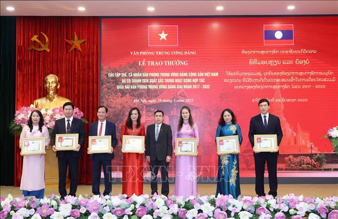 Các cá nhân có thành tích xuất sắc nhận Huy chương Hữu nghị của Nhà nước Lào. Ảnh: Phương Hoa - TTXVN