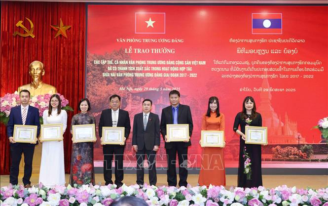 Các cá nhân có thành tích xuất sắc nhận Bằng khen của Văn phòng Trung ương Đảng Nhân dân Cách mạng Lào. Ảnh: Phương Hoa - TTXVN