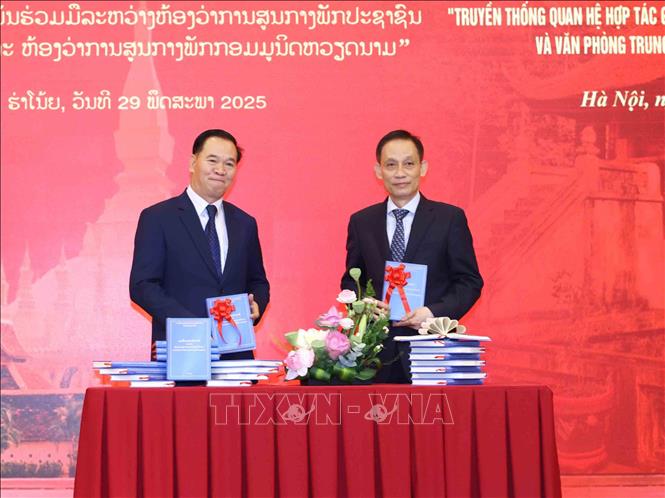 Đồng chí Lê Hoài Trung, Bí thư Trung ương Đảng, Chánh Văn phòng Trung ương Đảng tặng sách cho đồng chí đồng chí Thongsalith Mangnomek, Bí thư Trung ương Đảng, Chánh Văn phòng Trung ương Đảng Nhân dân Cách mạng Lào. Ảnh: Phương Hoa – TTXVN