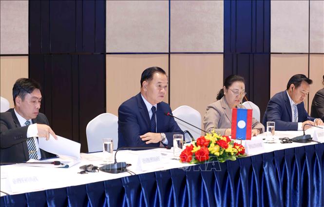 Đồng chí Thongsalith Mangnomek, Bí thư Trung ương Đảng, Chánh Văn phòng Trung ương Đảng Nhân dân Cách mạng Lào (thứ hai từ trái sang) phát biểu tại hội đàm. Ảnh: Phương Hoa – TTXVN