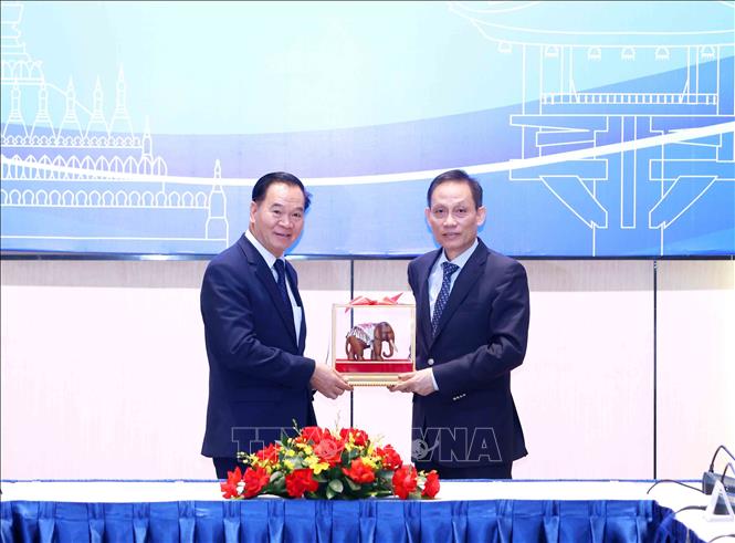 Chánh Văn phòng Trung ương Đảng Nhân dân Cách mạng Lào Thongsalith Mangnomek trao quà lưu niệm cho đồng chí Lê Hoài Trung, Chánh Văn phòng Trung ương. Ảnh: Phương Hoa - TTXVN