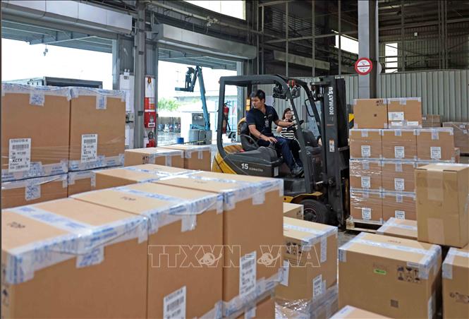 Công ty logistic ASG, Khu công nghiệp Yên Bình, Thái Nguyên đáp ứng nhu cầu kho hàng, vận chuyển hàng hóa xuất nhập khẩu cho nhiều doanh nghiệp trên địa bàn. Ảnh: Trần Việt - TTXVN