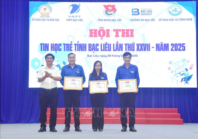 Ban tổ chức trao giấy khen cho các địa phương có thành tích tốt tại hội thi. Ảnh: Chanh Đa-TTXVN