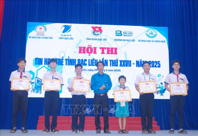 Ban tổ chức trao giải cho các thí sinh đạt giải cao tại hội thi. Ảnh: Chanh Đa-TTXVN
