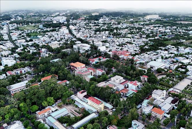 Khu vực trung tâm thành phố Trà Vinh với nhiều con đường rợp bóng cây xanh, phần lớn là cây sao, dầu và me. 
Ảnh: Hồng Đạt - TTXVN
