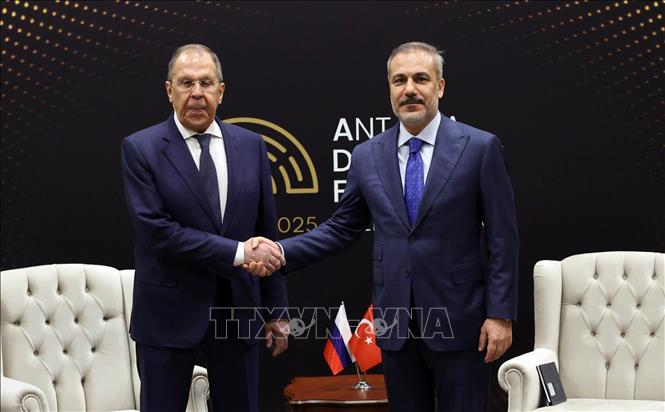 Ngoại trưởng Thổ Nhĩ Kỳ Hakan Fidan (phải) trong cuộc gặp người đồng cấp Nga Sergey Lavrov tại Antalya để thảo luận về cuộc xung đột tại Ukraine, ngày 12/4/2025. Ảnh: THX/TTXVN