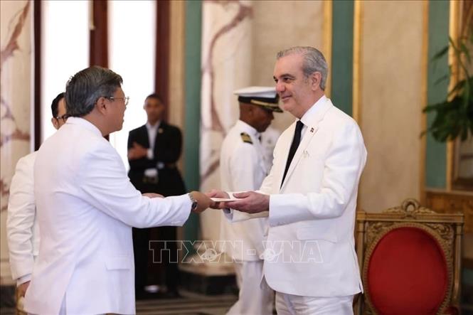 Đại sứ Việt Nam Lê Quang Long trình Quốc thư lên Tổng thống Cộng hoà Dominica Luis Rodolfo Abinader Corona. Ảnh: TTXVN phát