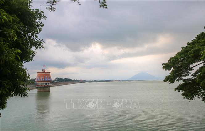Hồ Dầu Tiếng có nhiệm vụ cung cấp nước tưới cho nông nghiệp, cấp nước sản xuất cho ngành công nghiệp và sinh hoạt của nhân dân các tỉnh thành lân cận. Ảnh: Giang Phương - TTXVN