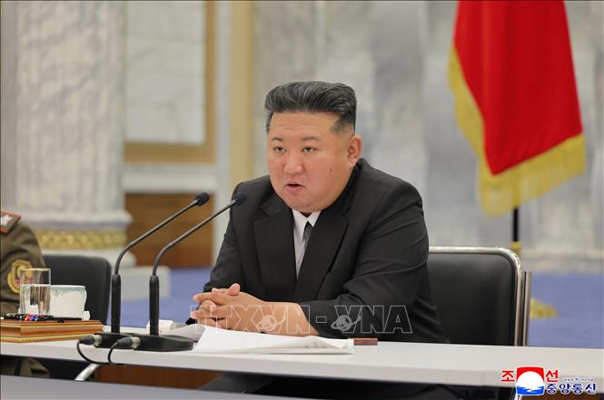 Nhà lãnh đạo Triều Tiên Kim Jong Un chủ trì hội nghị mở rộng lần thứ 8 của Quân ủy Trung ương Đảng Lao động Triều Tiên (WPK) tại Bình Nhưỡng ngày 28/5/2025. Ảnh: Yonhap/TTXVN