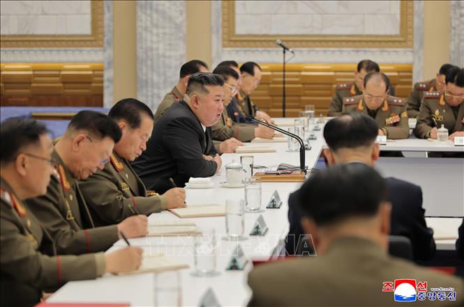 Nhà lãnh đạo Triều Tiên Kim Jong Un chủ trì hội nghị mở rộng lần thứ 8 của Quân ủy Trung ương Đảng Lao động Triều Tiên (WPK) tại Bình Nhưỡng ngày 28/5/2025. Ảnh: Yonhap/TTXVN