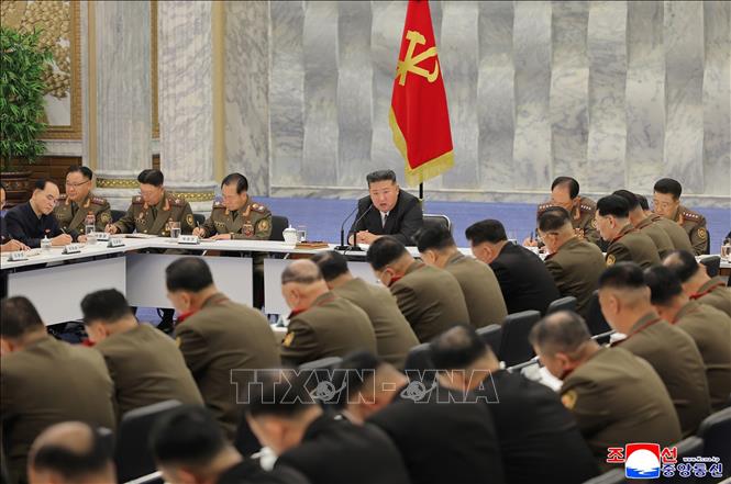 Nhà lãnh đạo Triều Tiên Kim Jong Un chủ trì hội nghị mở rộng lần thứ 8 của Quân ủy Trung ương Đảng Lao động Triều Tiên (WPK) tại Bình Nhưỡng ngày 28/5/2025. Ảnh: Yonhap/TTXVN