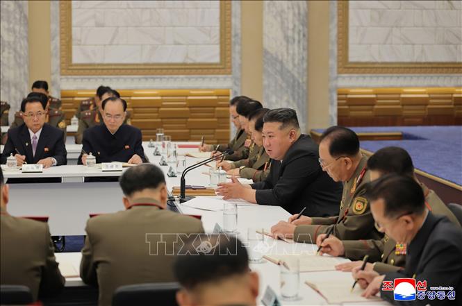 Nhà lãnh đạo Triều Tiên Kim Jong Un chủ trì hội nghị mở rộng lần thứ 8 của Quân ủy Trung ương Đảng Lao động Triều Tiên (WPK) tại Bình Nhưỡng ngày 28/5/2025. Ảnh: Yonhap/TTXVN