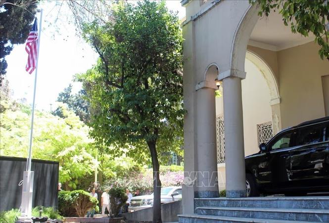 Lá cờ Mỹ đã được kéo lên phía bên ngoài tư dinh của Đại sứ Mỹ tại Damascus, Syria ngày 29/5/2025. Ảnh: REUTERS/TTXVN